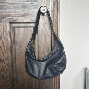 Madewell The Piazza Slouch Shoulder Bag in Black